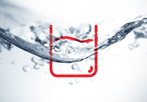 Porównanie zużycia wody: 9 litrów dla zmywarki Amica, 88 litrów przy zmywaniu ręcznym